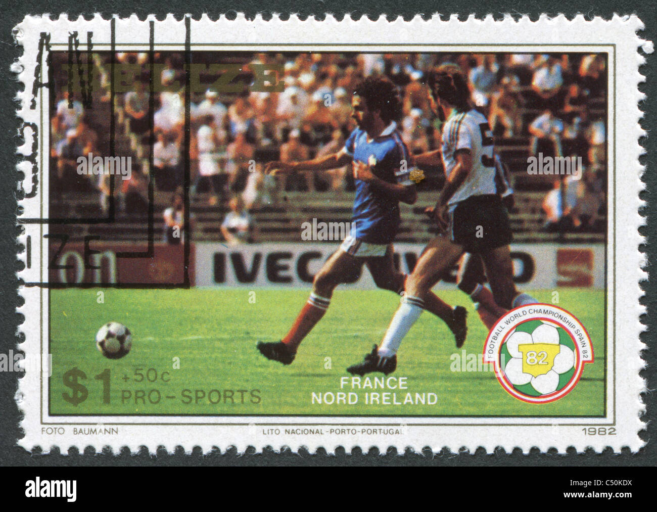BELIZE 1982: Eine Briefmarke gedruckt in Belize, widmet sich FIFA WM 1982 in Spanien, zeigt ein Spiel Frankreich-Nordirland Stockfoto