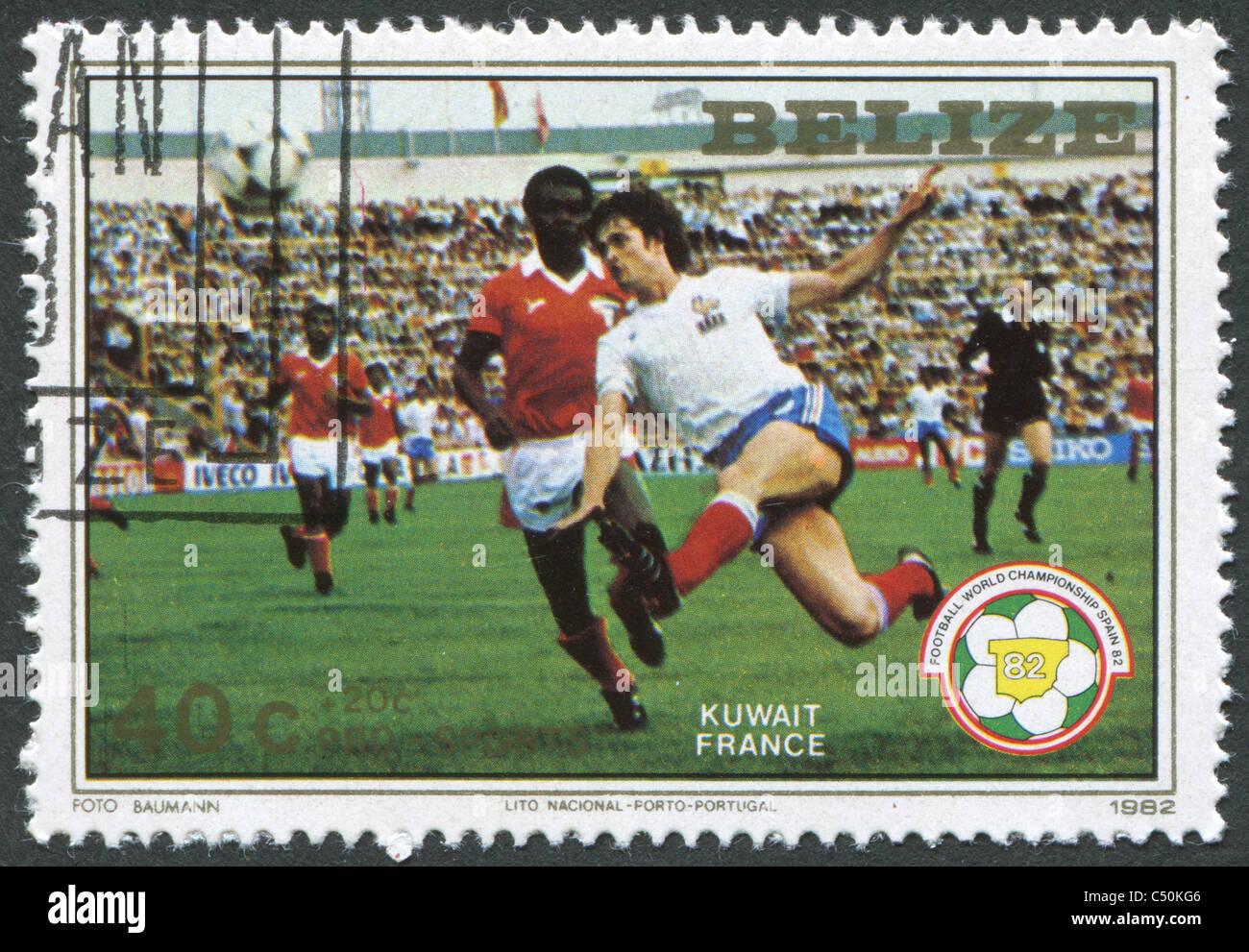 BELIZE 1982: Eine Briefmarke gedruckt in Belize, widmet sich FIFA WM 1982 in Spanien, zeigt ein Match zwischen Kuwait - Frankreich Stockfoto