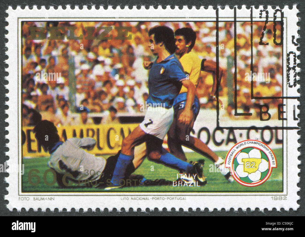 BELIZE 1982: Eine Briefmarke gedruckt in Belize, FIFA WM 1982 in Spanien gewidmet ist, zeigt ein Match zwischen Italien und Brasilien Stockfoto