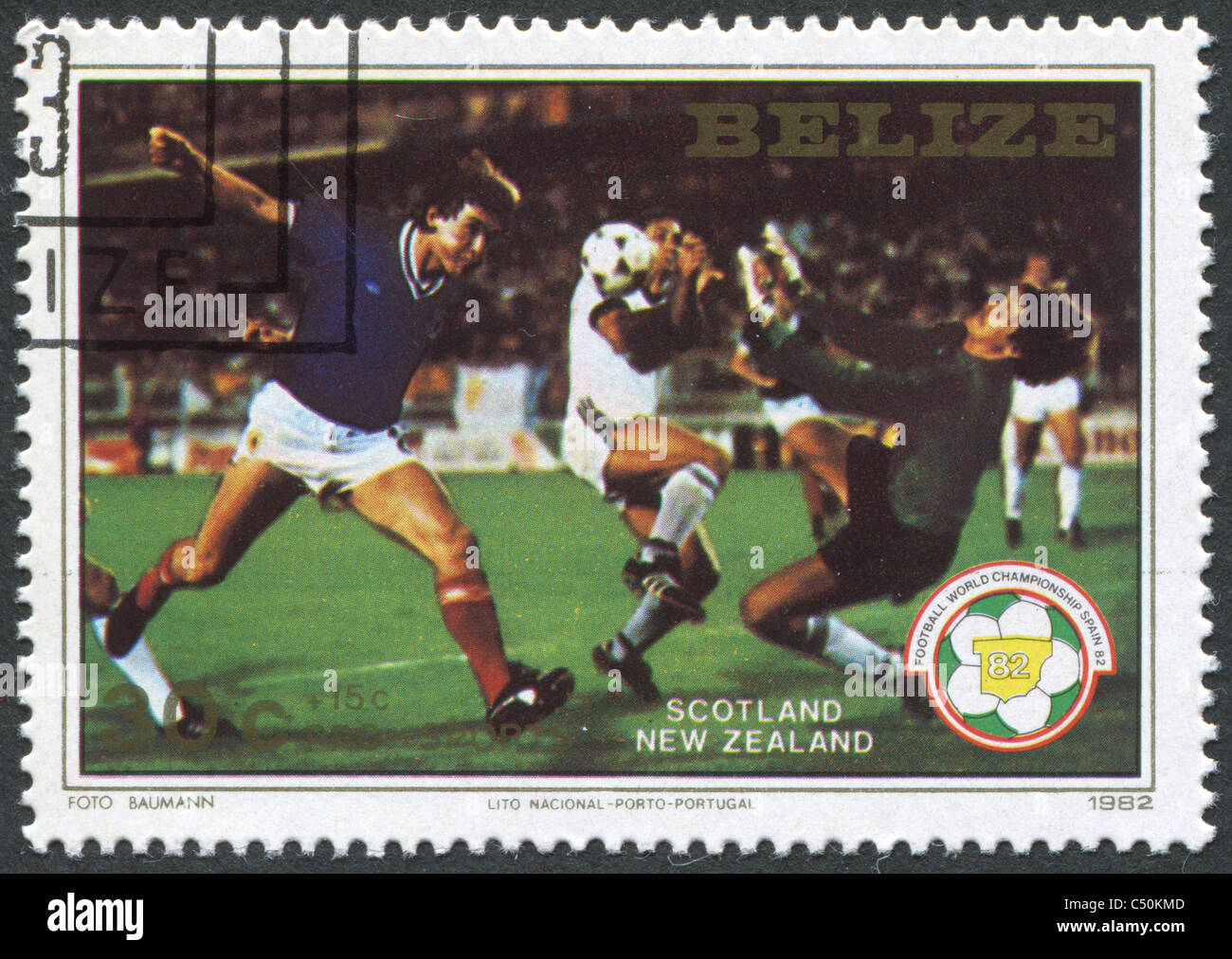 BELIZE 1982: Eine Briefmarke gedruckt in Belize, widmet sich FIFA WM 1982 in Spanien, zeigt ein Spiel Schottland - Neuseeland Stockfoto