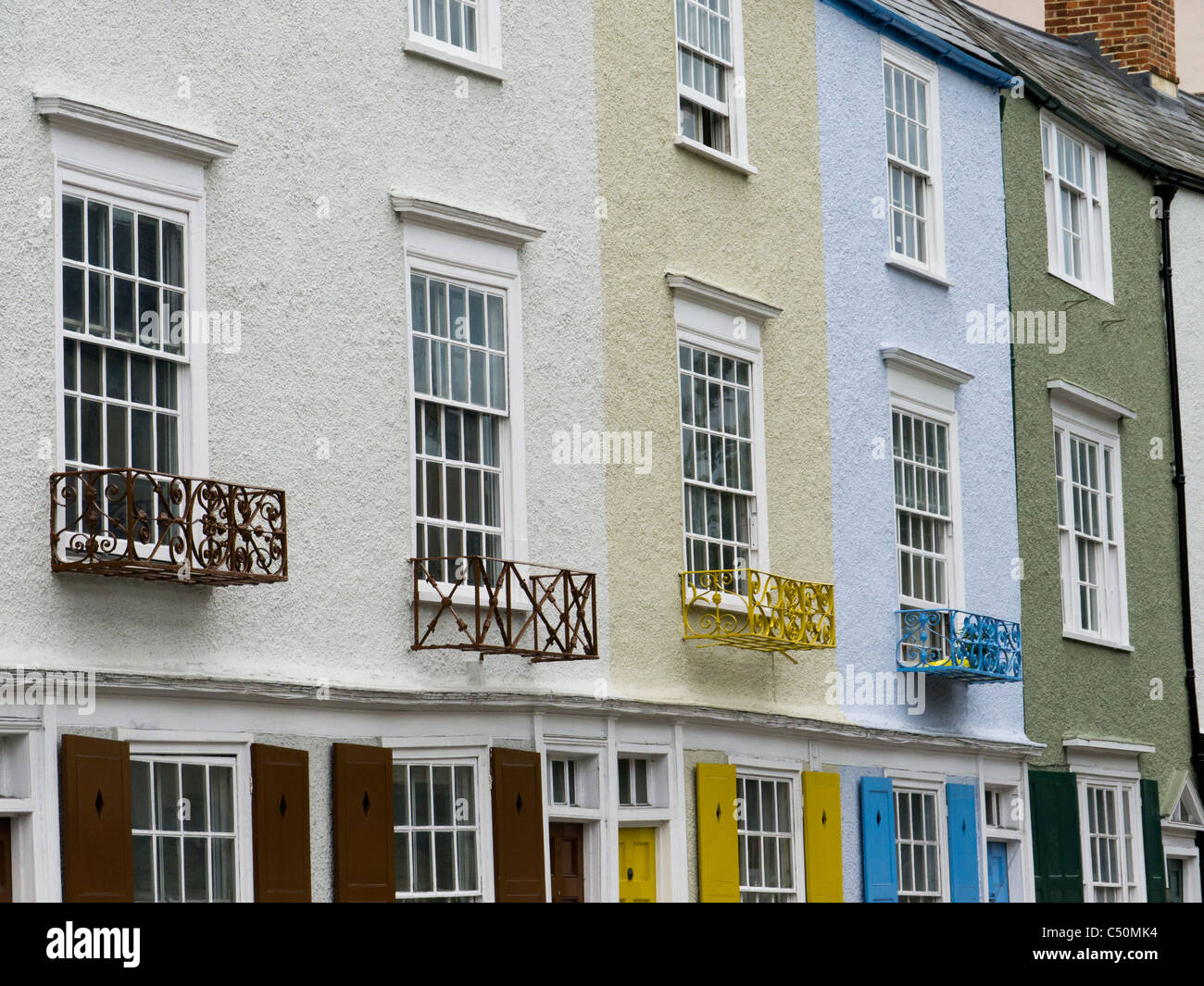 Balkone und Fensterläden auf einer Terrasse von Häusern in einer Seitenstraße in Oxford, England. Stockfoto