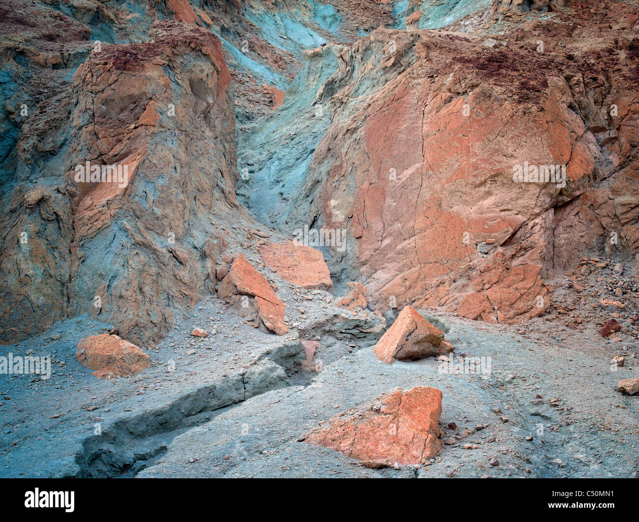 Bunte Felsen auf Künstler-Laufwerk. Death Valley Nationalpark, Kalifornien. Stockfoto