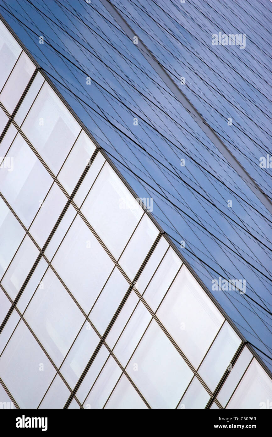 Nahaufnahme Detail der Fenster in der Ecke eine moderne Büro-Wolkenkratzer. Stockfoto