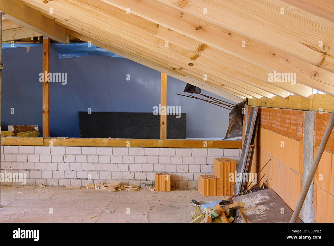 Dachstuhl Ausbauen - Dachstuhl rekonstruieren 08 Stockfoto