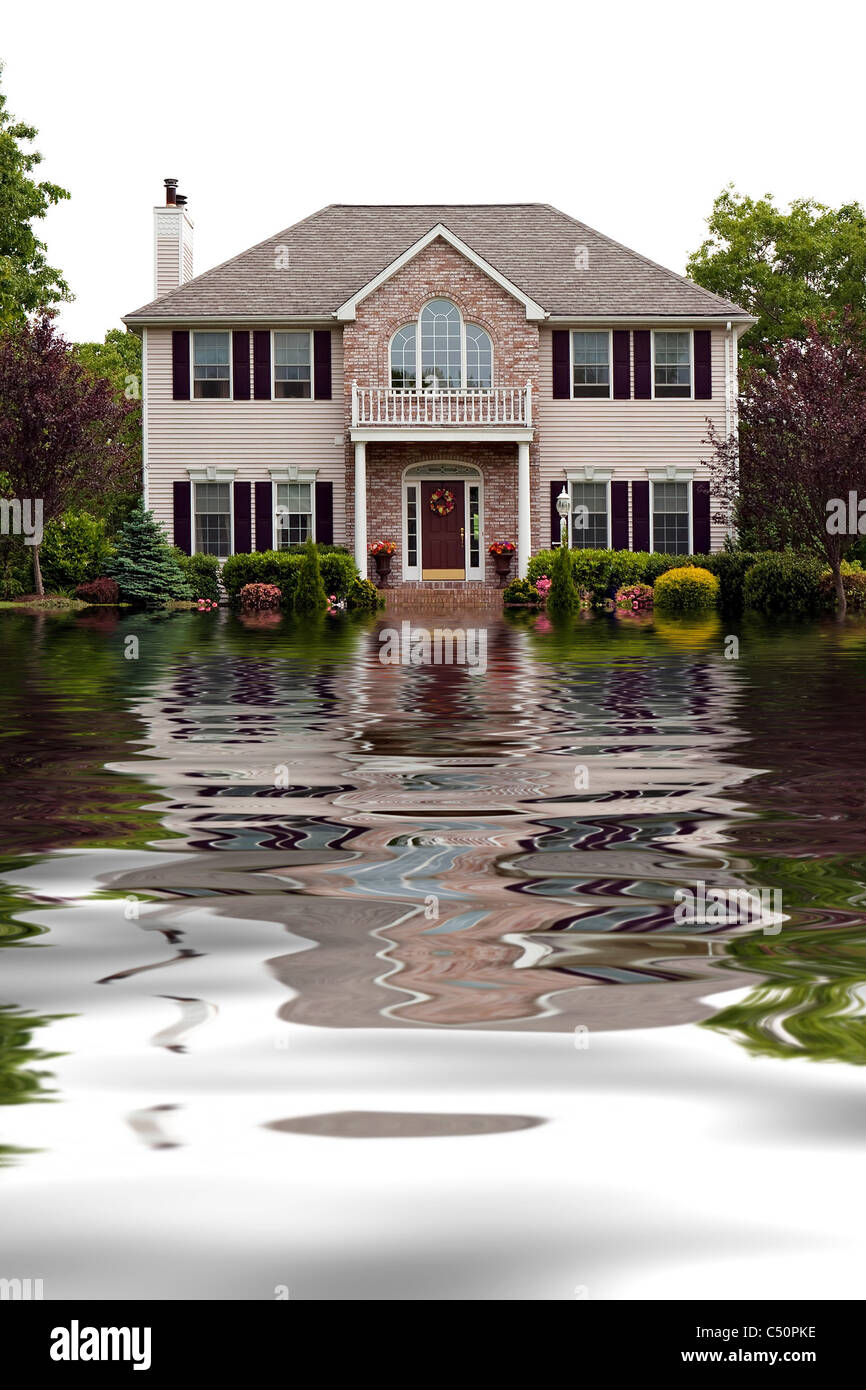 Haus mit Hochwasser Schaden Konzept mit Wasserreflexionen. Stockfoto