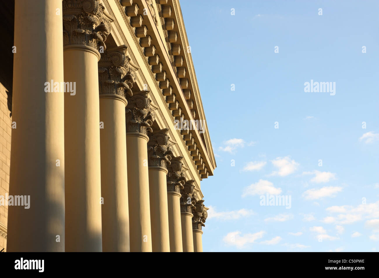 Fassade eines Gebäudes mit Säulen im Stil Neoklassizismus gegen den Himmel Stockfoto