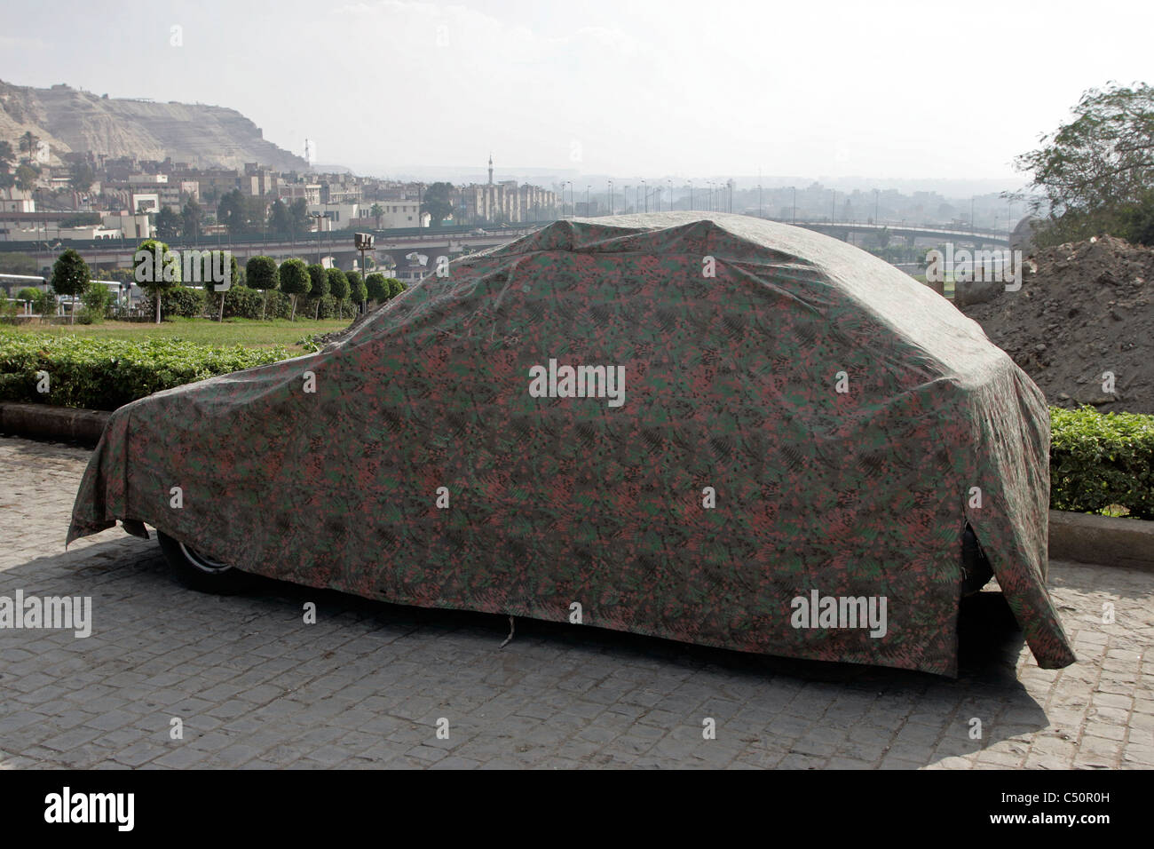 Vertrauter Anblick eines überdachten Autos in Kairo, Ägypten Stockfoto