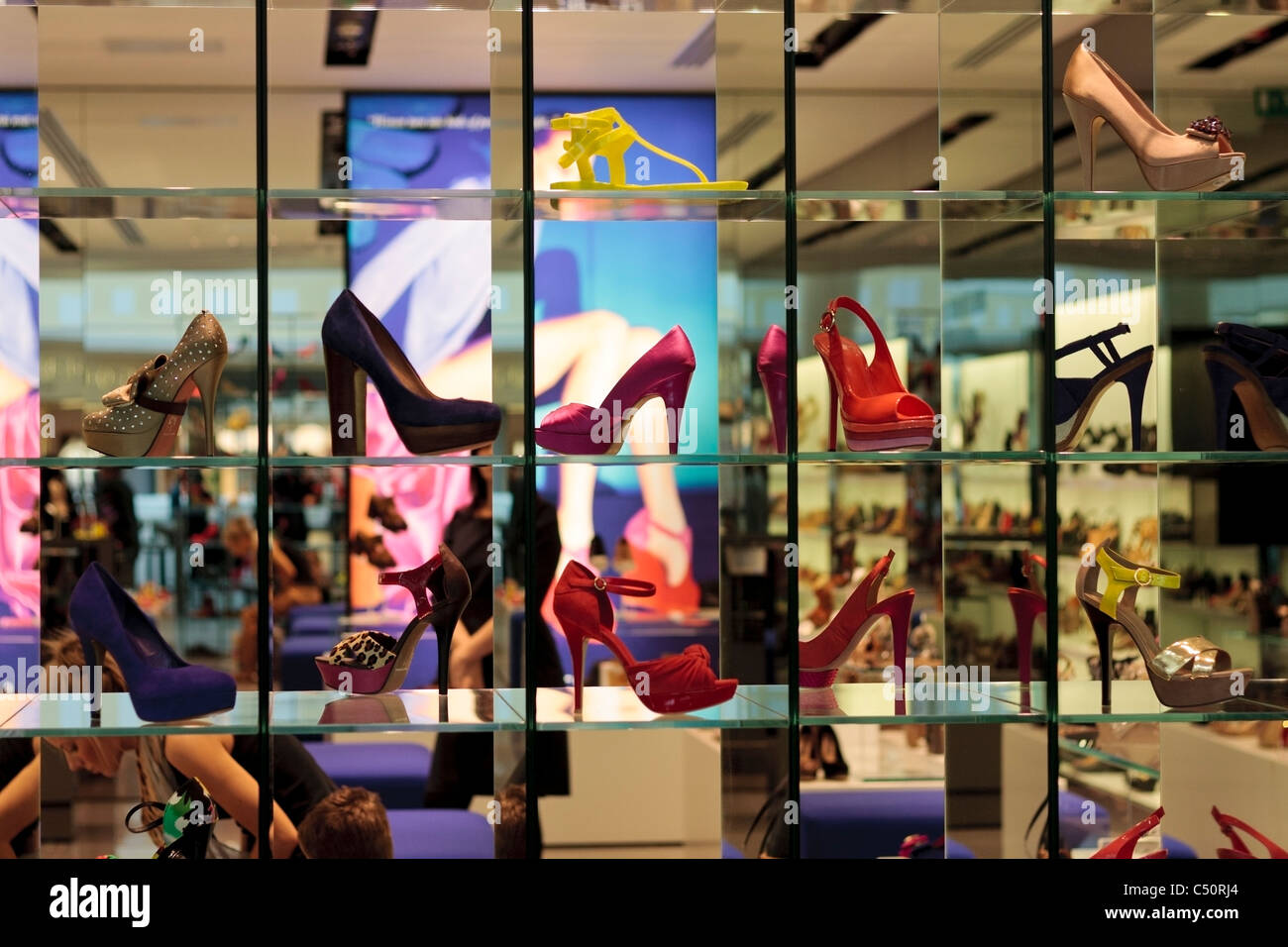 Shoe shop window display Fotos und Bildmaterial in hoher Auflösung