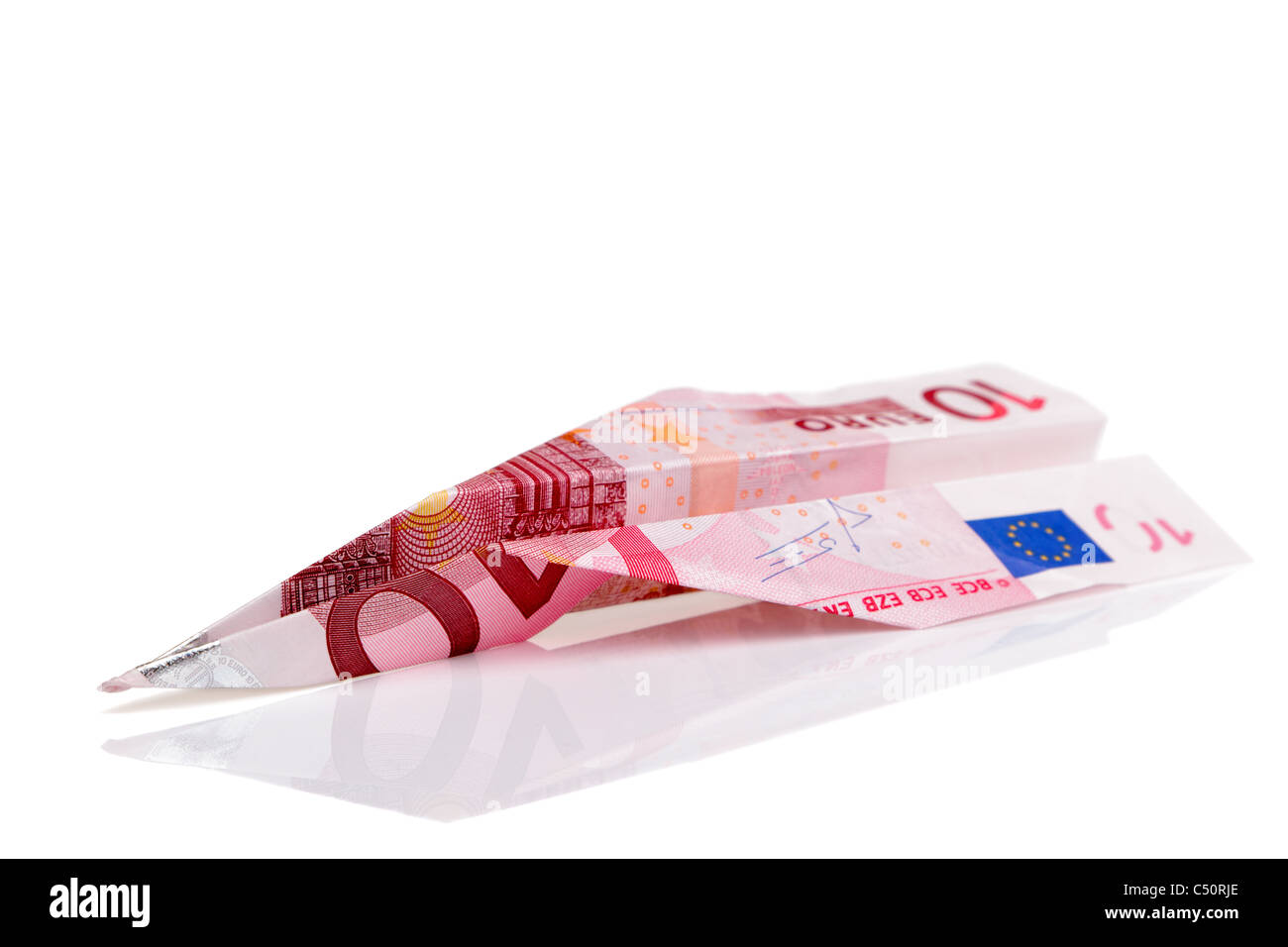 Foto von einem Papierflieger aus einer zehn-Euro-Nabknote, isoliert auf einem weißen Hintergrund gemacht. Stockfoto