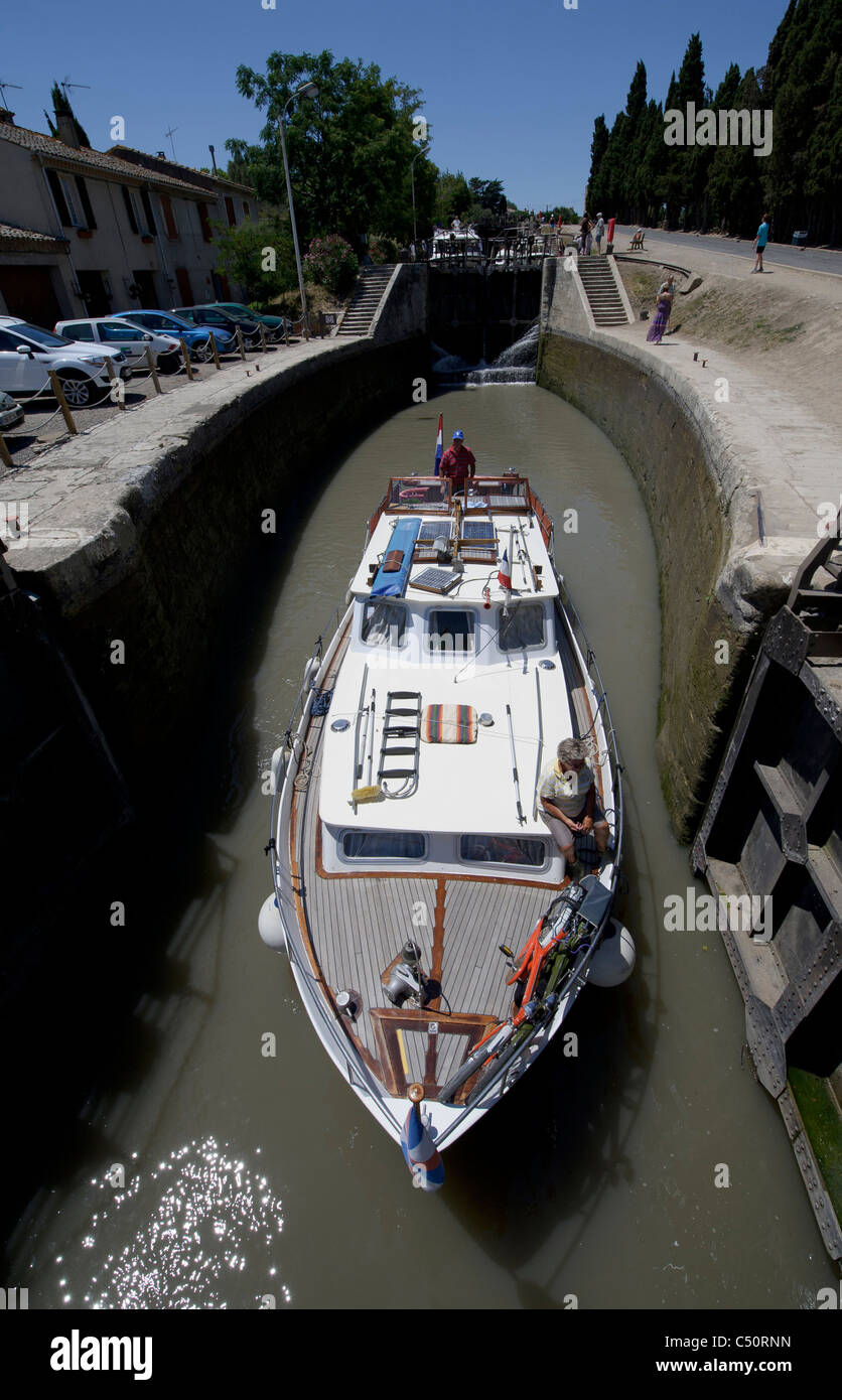 Kanal Lastkähne durch die berühmten Sept Ecluses (sieben Schlösser) de Fonserranes, Beziers entlang des Canal du Midi Stockfoto