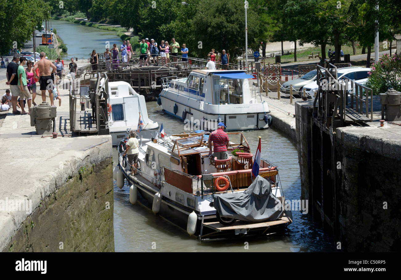 Kanal Lastkähne durch die berühmten Sept Ecluses (sieben Schlösser) de Fonserranes, Beziers entlang des Canal du Midi Stockfoto