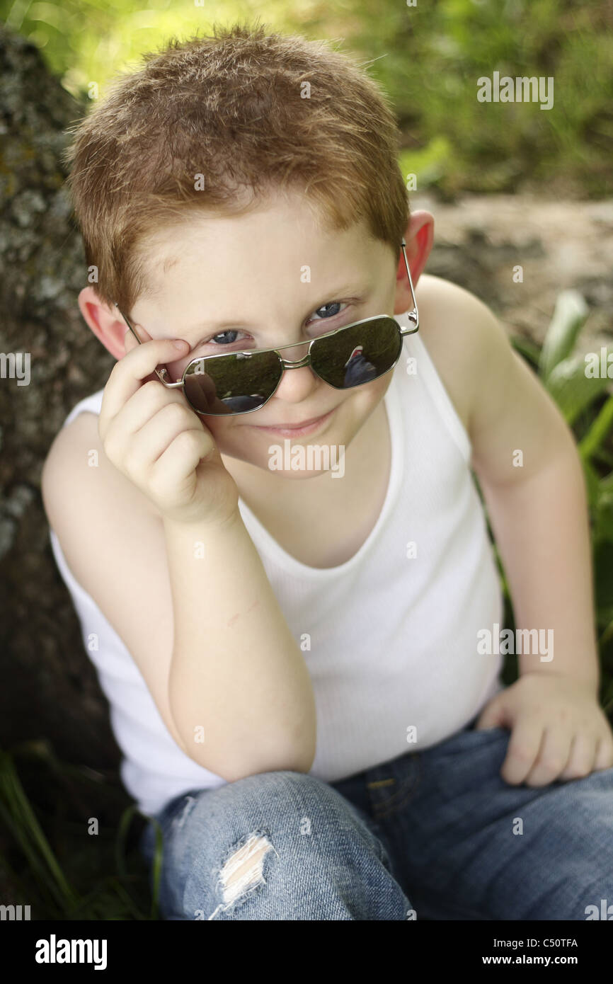 Cool, 3 Jahre alt mit seiner Sonnenbrille und zerrissene Jeans. Stockfoto