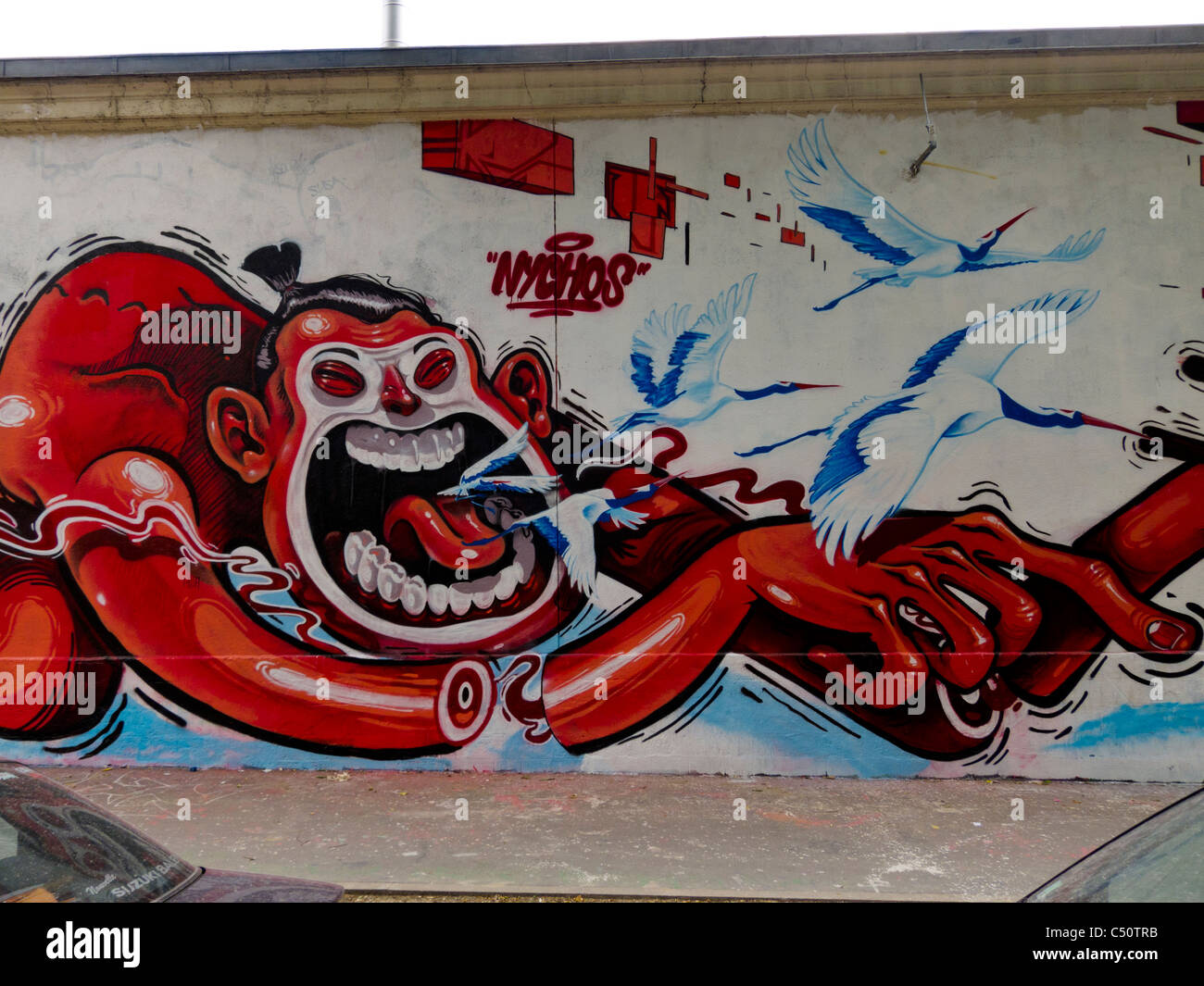 Paris, Frankreich, Graffiti Art Painting Wall, Fukushima Japan Tsunami Theme, Street Art, lebendige moderne Kunst, modernistische Grafik, Street Art Animal france Stockfoto
