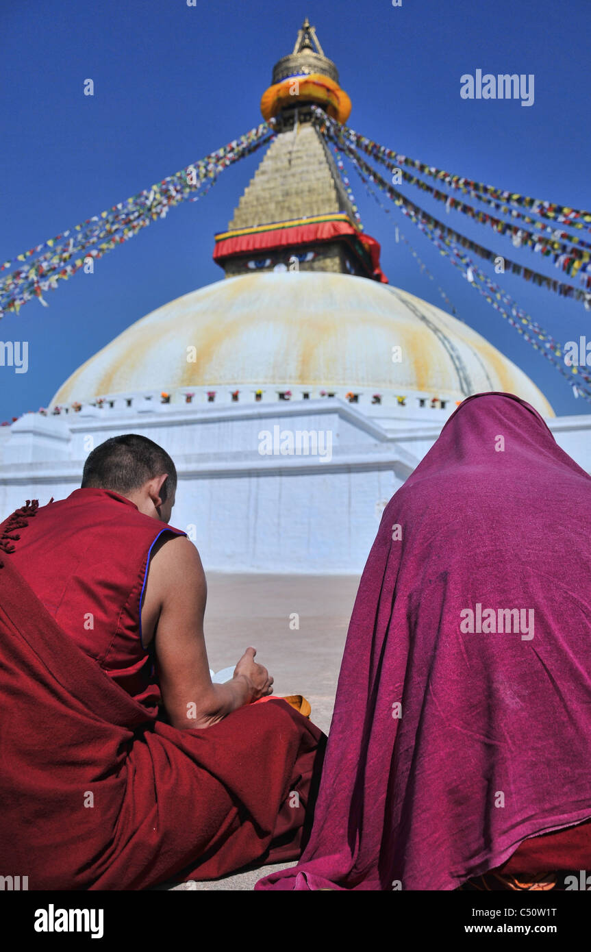 Mönche beten vor der berühmten Stupa von Boudhanath im Kathmandu-Tal. Stockfoto