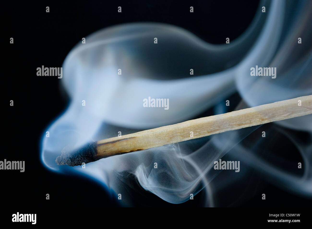 Ein gewöhnlicher Haushalt Sicherheit Match - Rauchen, auf schwarz. Stockfoto