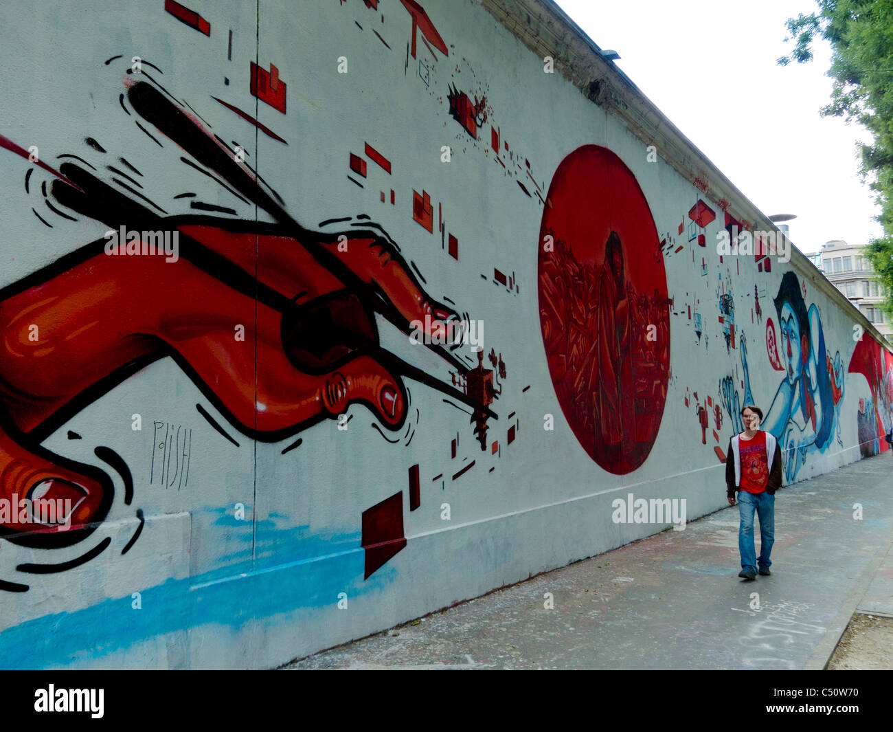 Paris, Frankreich, man Walking, Street, Graffitti Artists Painting Wall, Street Art, Urban Art, modernistische Grafik, europe Painting Stockfoto