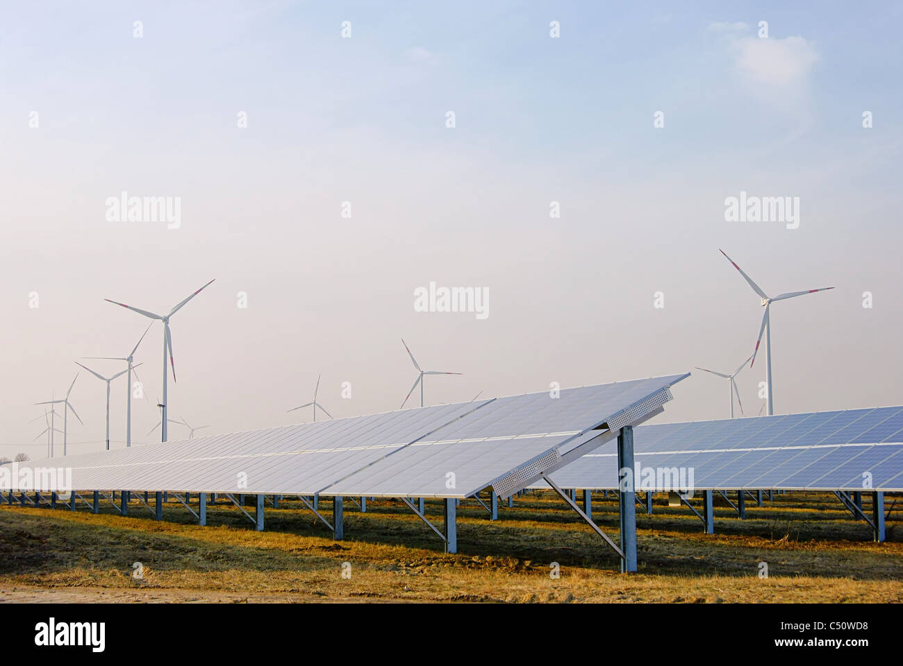 Solaranlage Und Windrad - Solaranlage und Windkraftanlage 01 Stockfoto