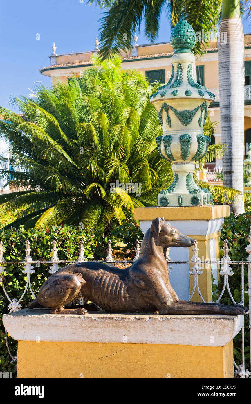 Statue von einer bronzenen Greyhond, Plaza Mayor, Trinidad, Provinz Sancti Spiritus, Kuba Stockfoto