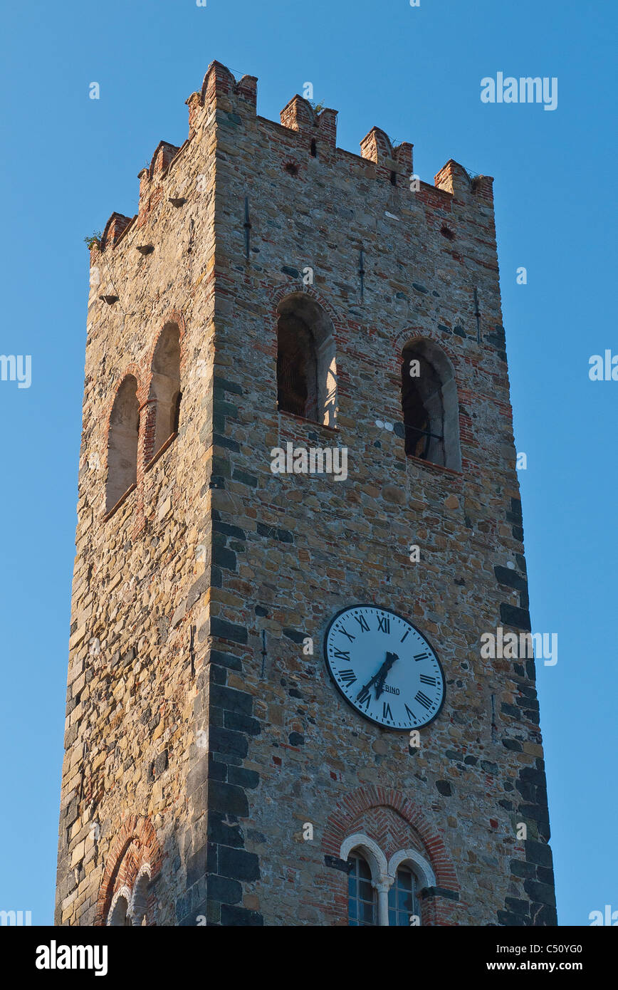 Eine mittelalterliche Stein Turm mit Crenelations auf der Oberseite und Uhr in Monterosso, Italien. Stockfoto
