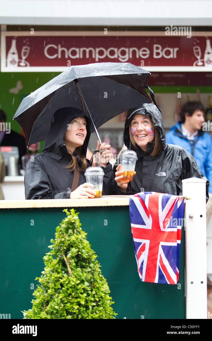 Damen-Schutz vor Regen auf die Wimbledon Tennis Championships 2011, All England Club, Wimbledon, London, UK. Foto: Jeff Gilbert Stockfoto