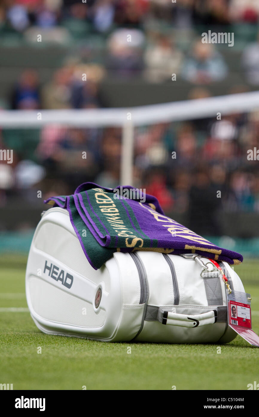 Tennis-Schläger-Tasche auf dem Rasen an der Wimbledon Tennis Championships, All England Club, Wimbledon, London, UK. Foto: Jeff Gilbert Stockfoto