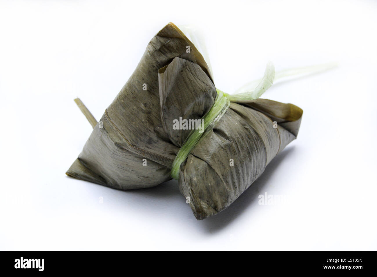 Chinesischer Reis Knödel in Schilf Blätter gewickelt Stockfoto