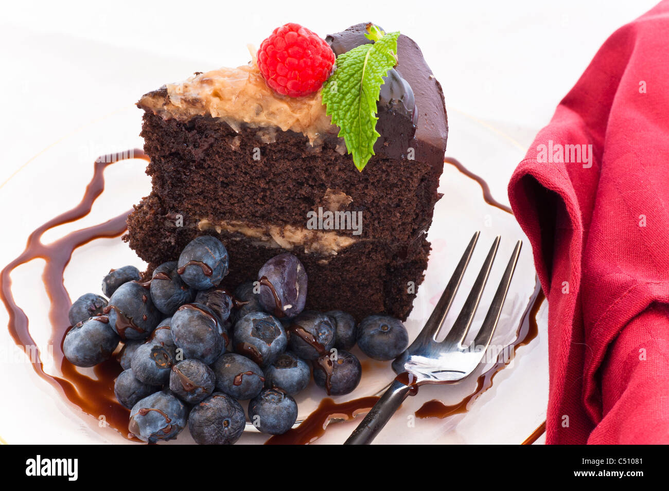 Leckere deutsche Layer Cake mit Heidelbeeren und Himbeeren obendrauf. Stockfoto