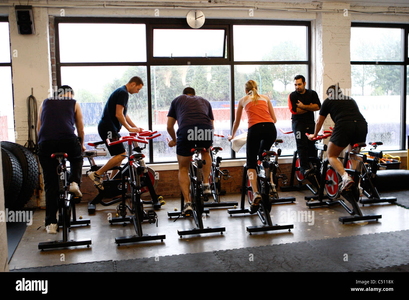 Spinning-Kurs auf stationären Fahrrädern in ein Fitness-Studio Stockfoto