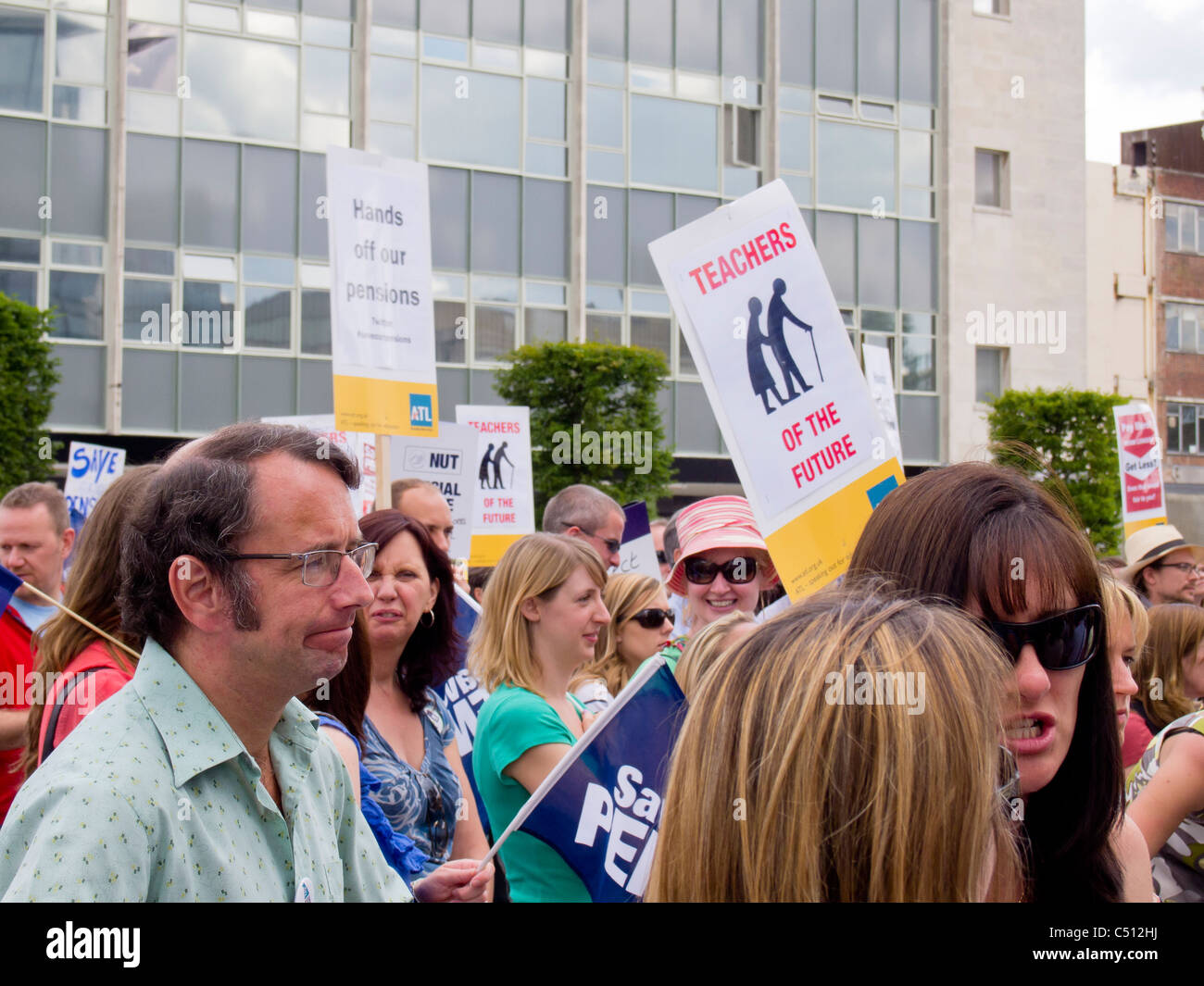 Arbeiter bei einer Anti-Regierungs-Rallye in Southampton protestieren über Rentenansprüche und Änderungen an ihren Verträgen. Stockfoto