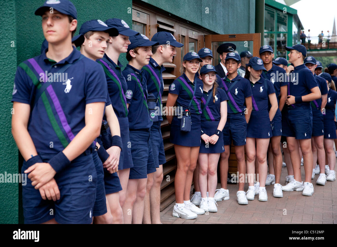 Ball-jungen und Mädchen in Wimbledon Tennis-Meisterschaften, Wimbledon, London UK. Foto: Jeff Gilbert Stockfoto