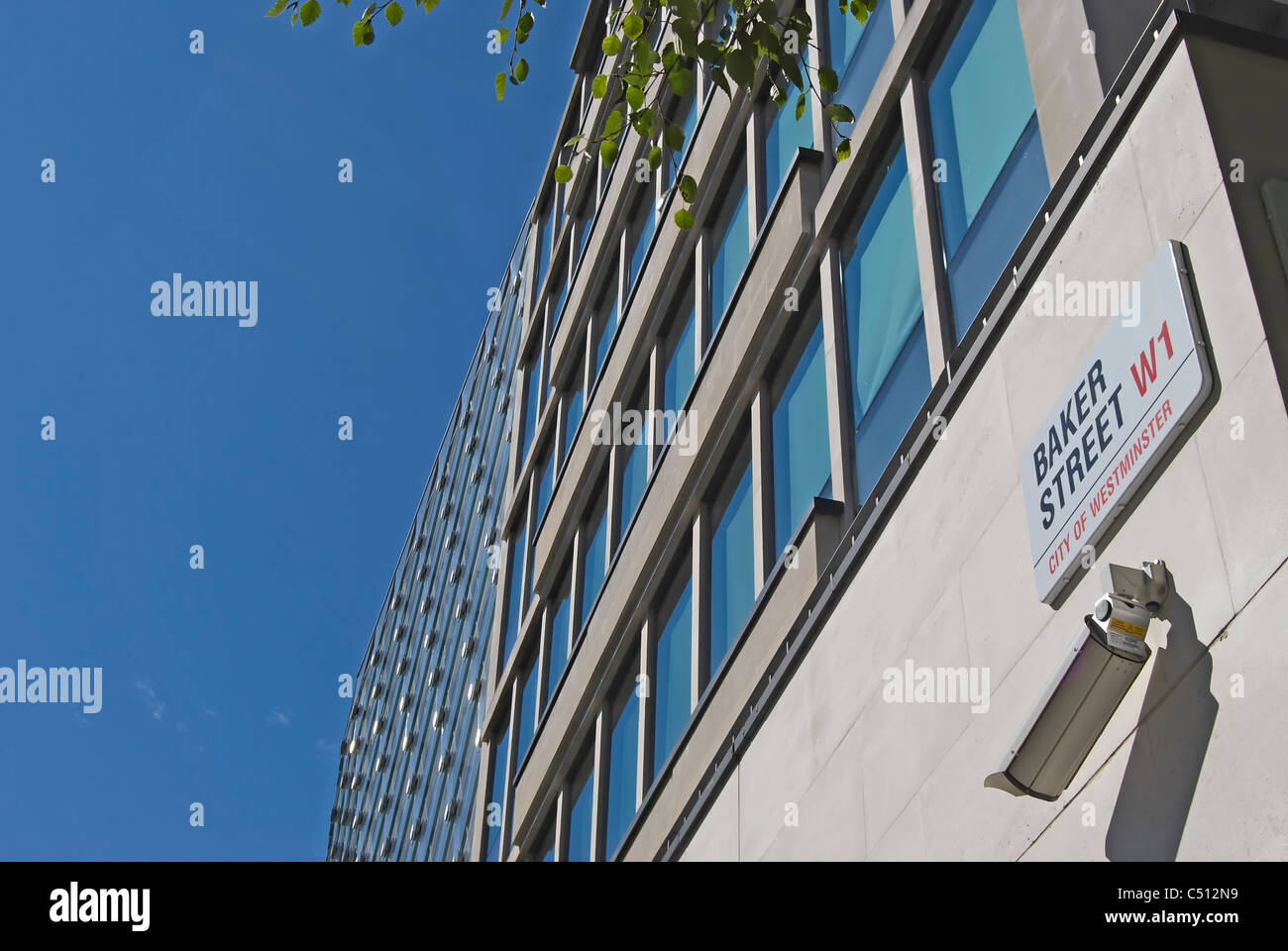 Straßenname Schild für Baker street, London, England, über eine cctv-Kamera Stockfoto