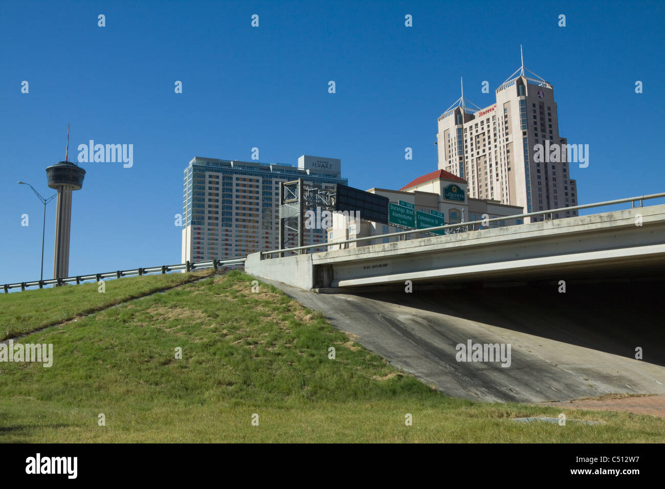 Tower of the Americas und San Antonio Texas Highway Stockfoto