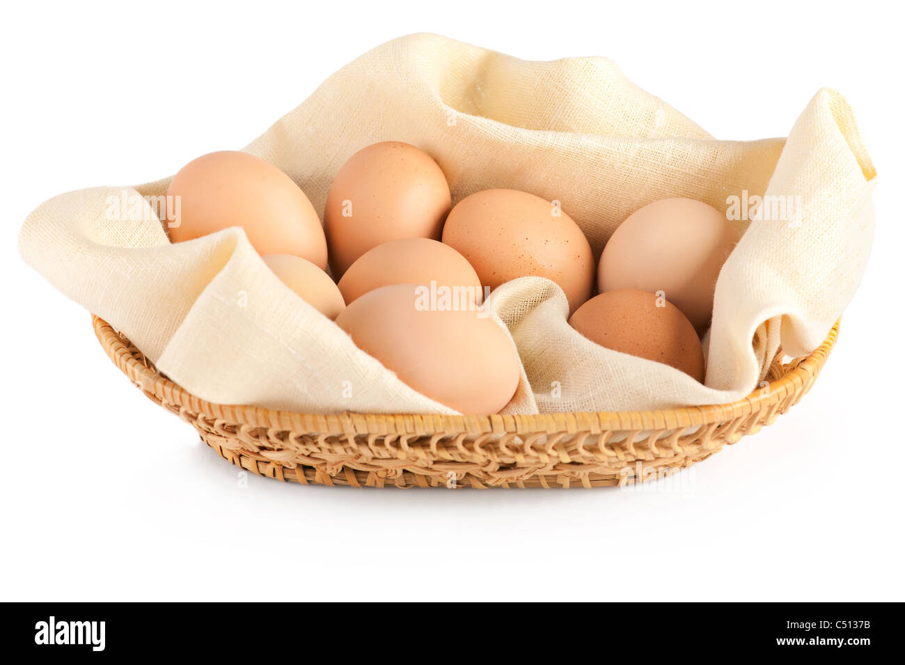 Makro von braunen Eiern in hölzernen Korb auf Leinwand. Weißer Hintergrund, geringe Schärfentiefe Stockfoto