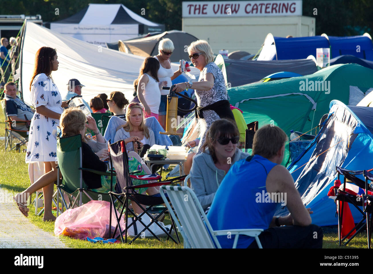 Tennis-Fans camping in Wimbledon Park in der Nähe der Wimbledon Tennis Championships 2011, Wimbledon, London, UK. Foto: Jeff Gilbert Stockfoto