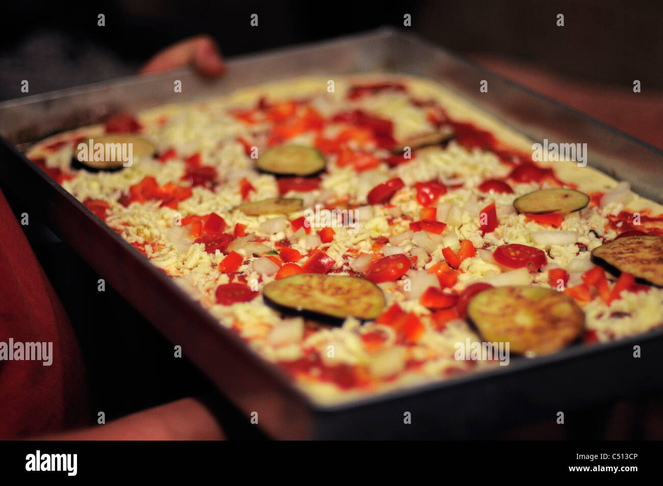 Frische rohe pizza Stockfoto