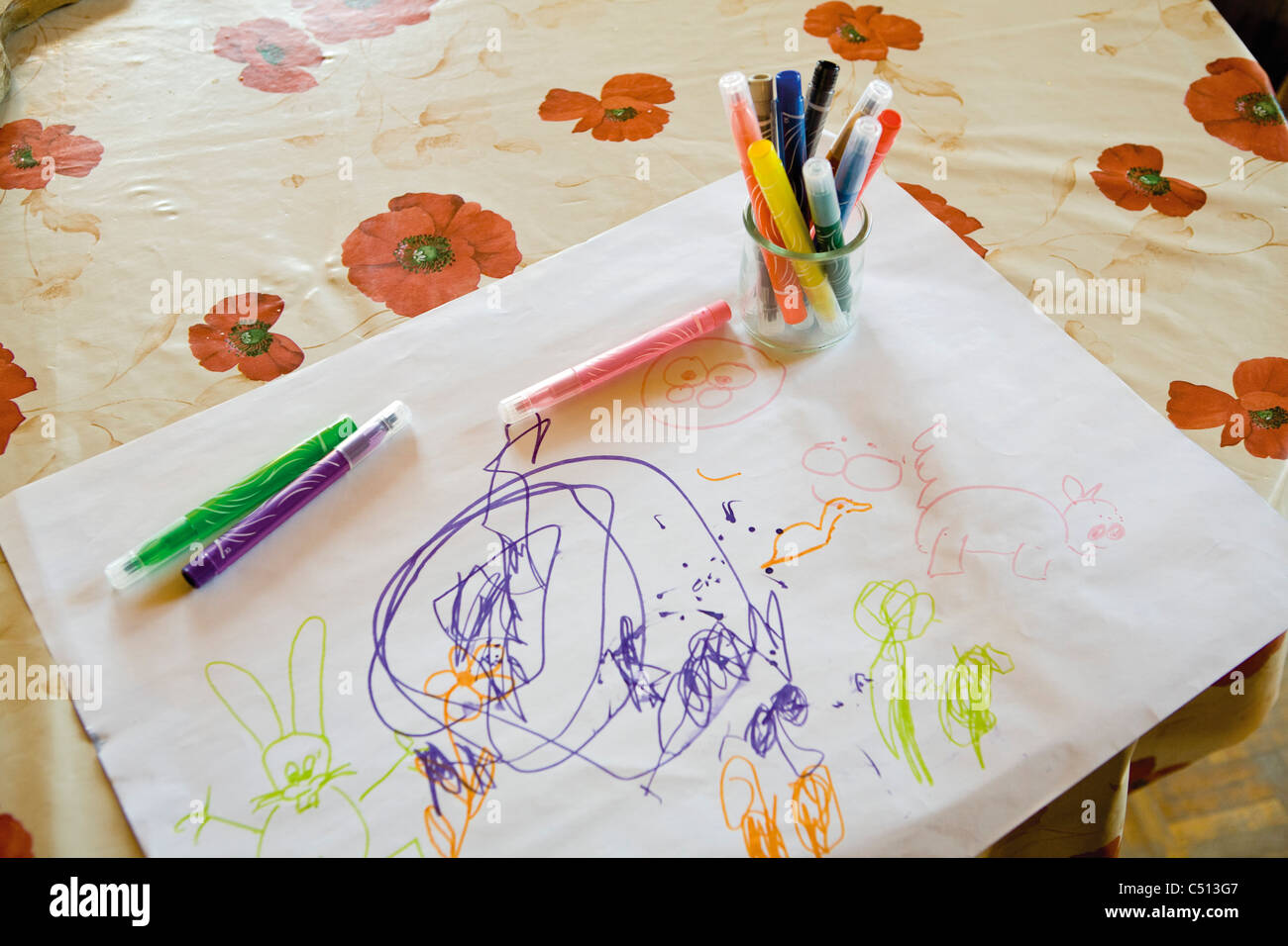 Des Kindes Zeichnung und Farbe Stifte auf Tisch Stockfoto