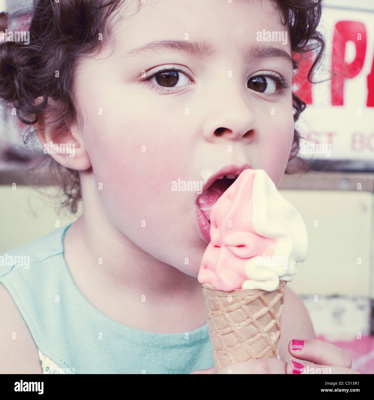 Kleine Mädchen Essen weich servieren Eis, portrait Stockfoto
