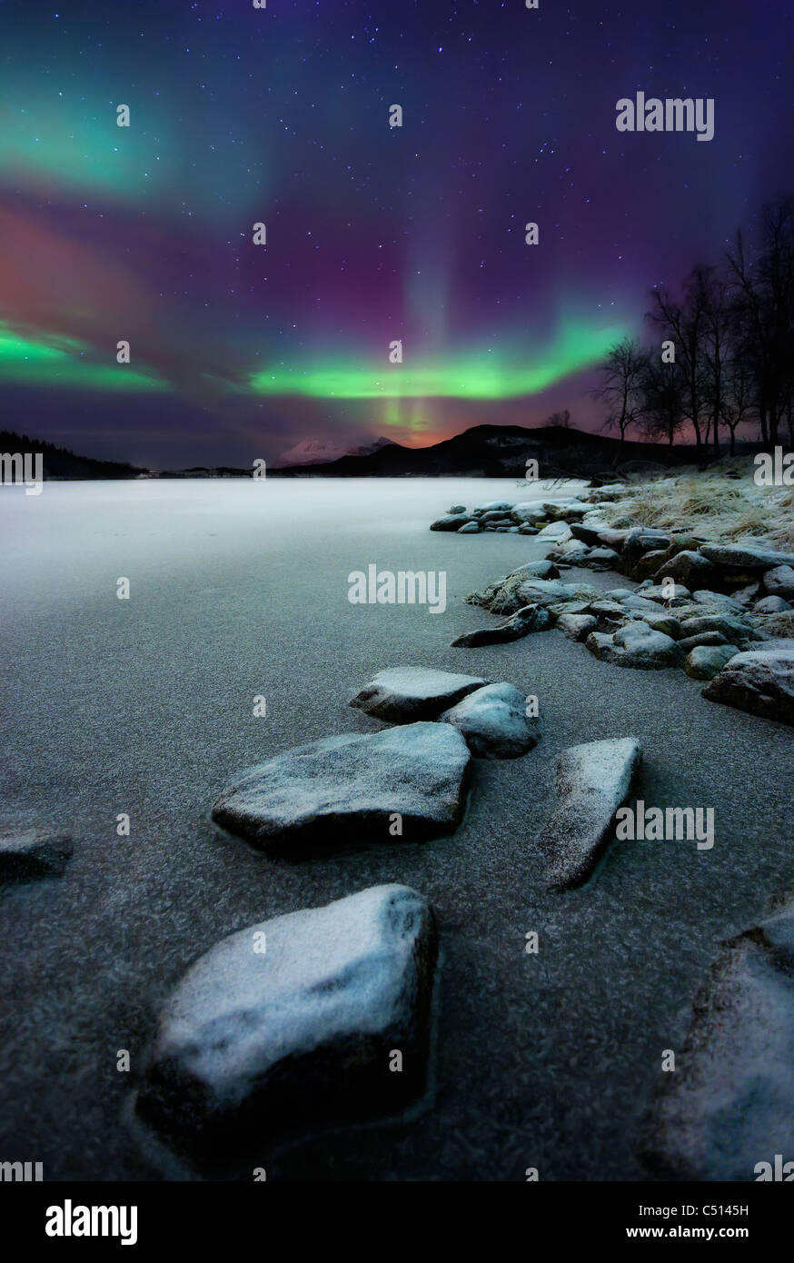 Aurora Borealis über Sandvannet See in Troms Grafschaft, Norwegen. Stockfoto
