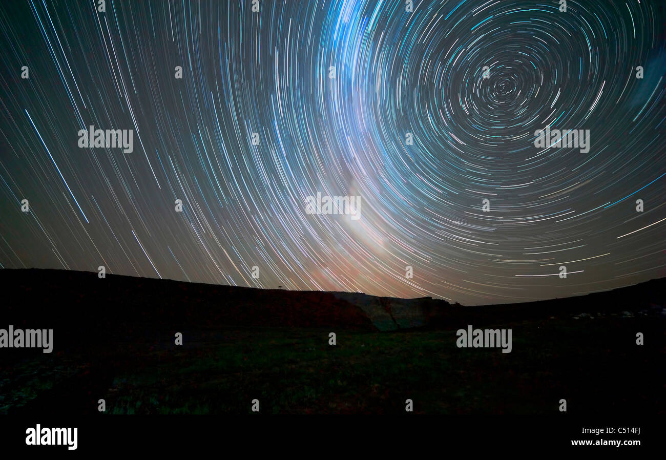 Sternspuren um den südlichen Himmelspol, Somuncura, Argentinien. Die Milchstraße ist auch sichtbar hinter der Langzeitbelichtung. Stockfoto