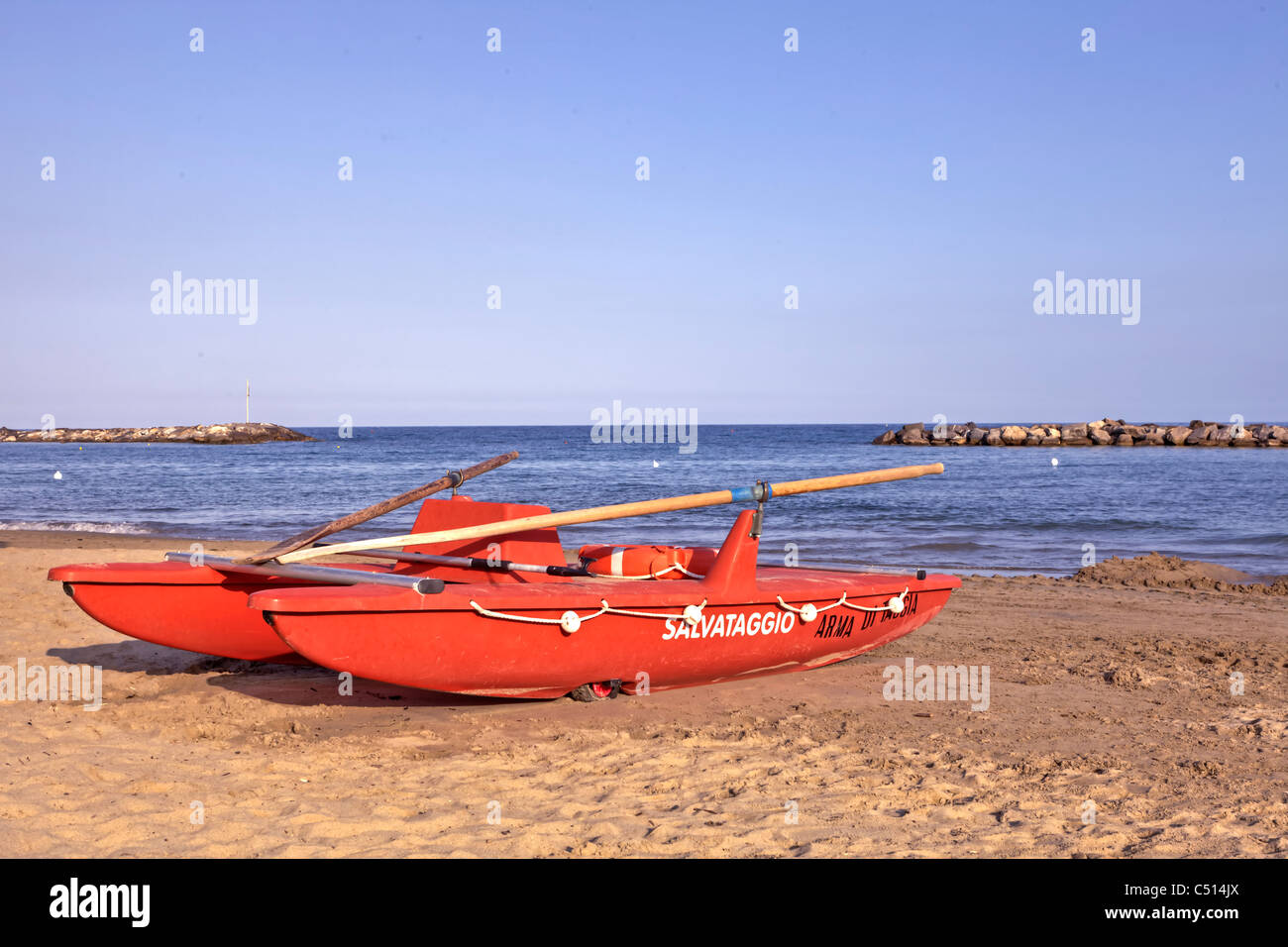 Rettungsboot in Italien auf dem Strand am Mittelmeer in Ligurien Stockfoto