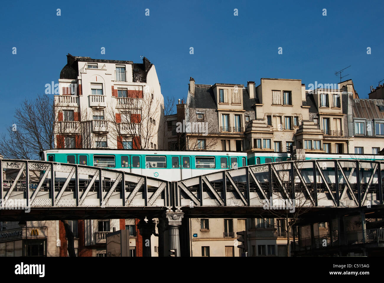 Erhöhten u-Bahn Zug vorbei Wohngebiet Stockfoto