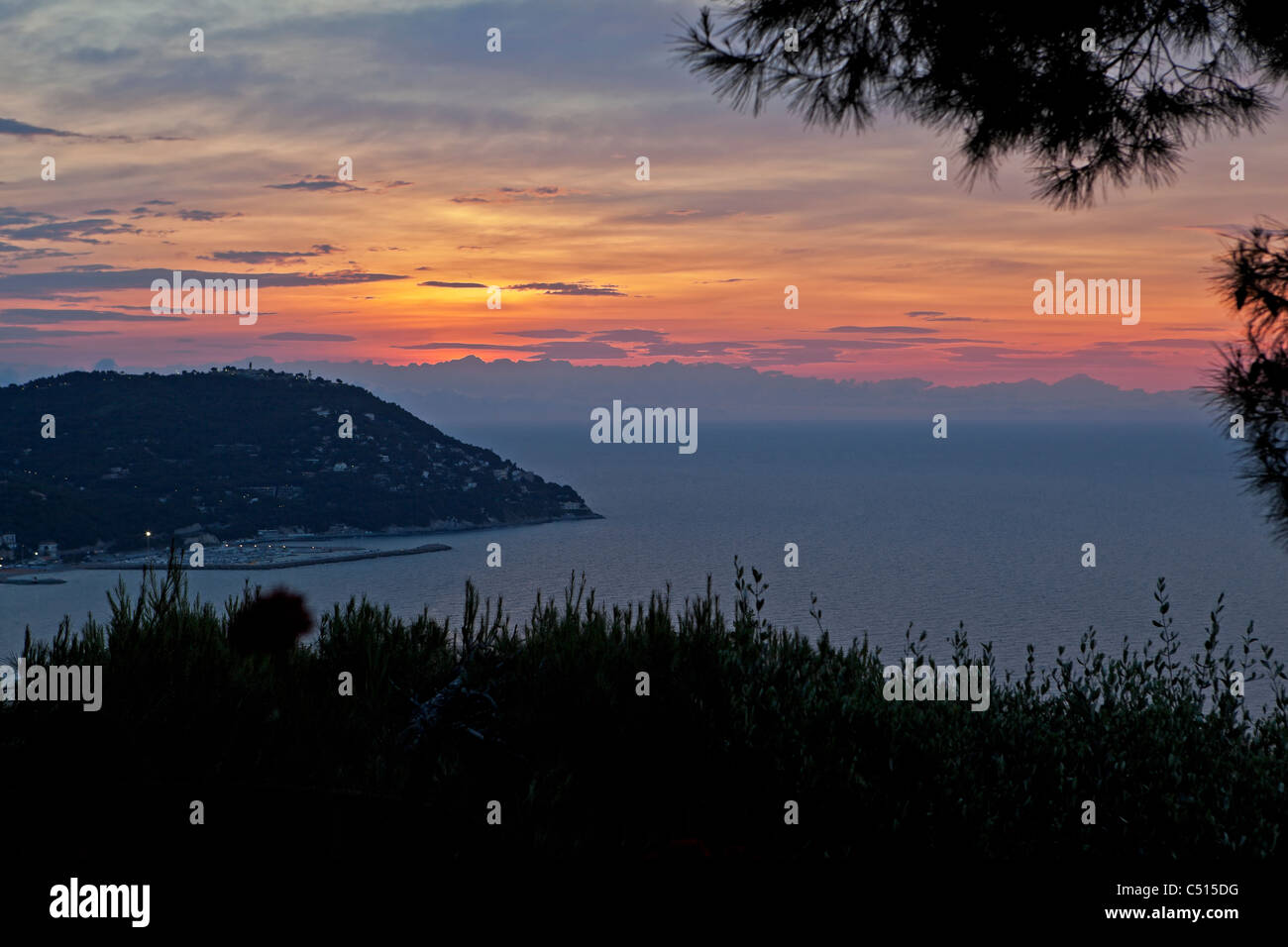 Sonnenaufgang über dem Mittelmeer im Sommer mit einer Aussicht auf Andora Stockfoto