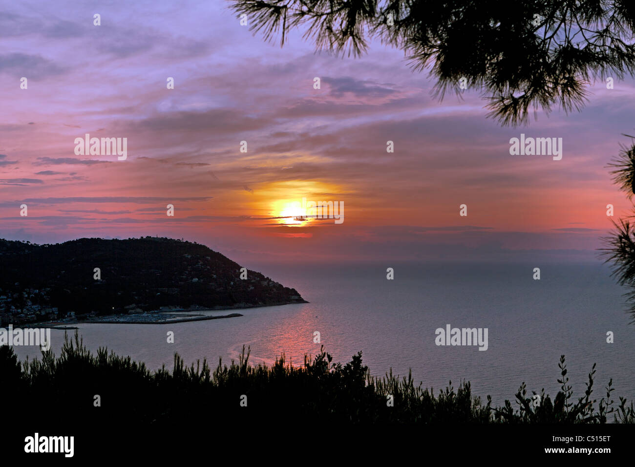 Sonnenaufgang über dem Mittelmeer im Sommer mit einer Aussicht auf Andora Stockfoto