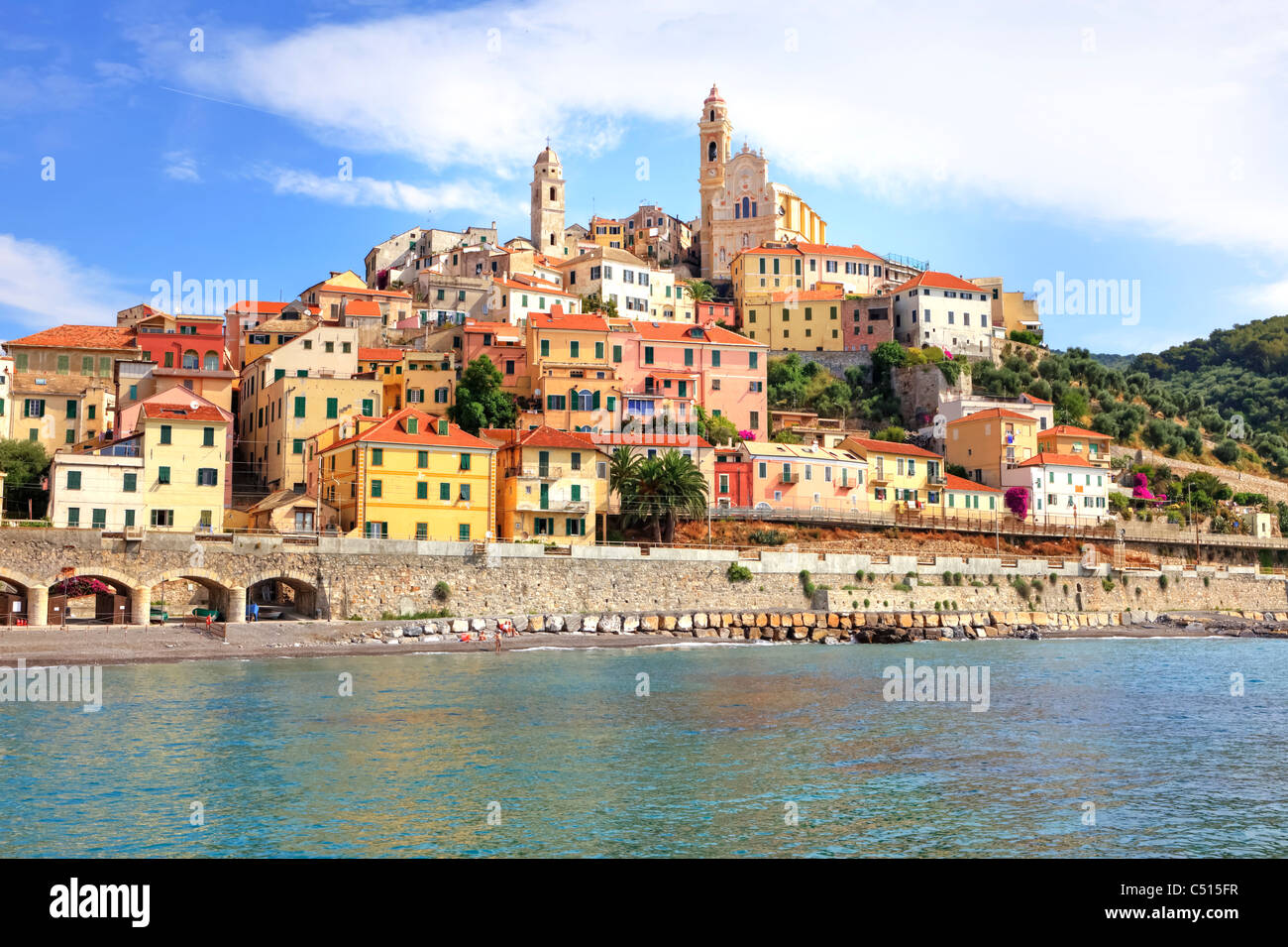 Mit Blick auf die historische Stadt von Cervo in Ligurien am Mittelmeer Stockfoto