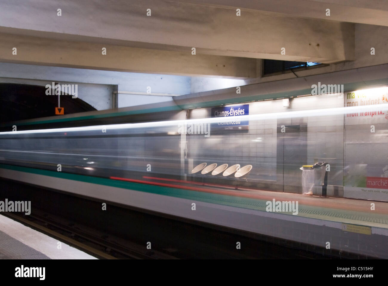 U-Bahn-Zug Champs-ƒlysŽes auf der Durchreise? Clemenceau Bahnhof Stockfoto