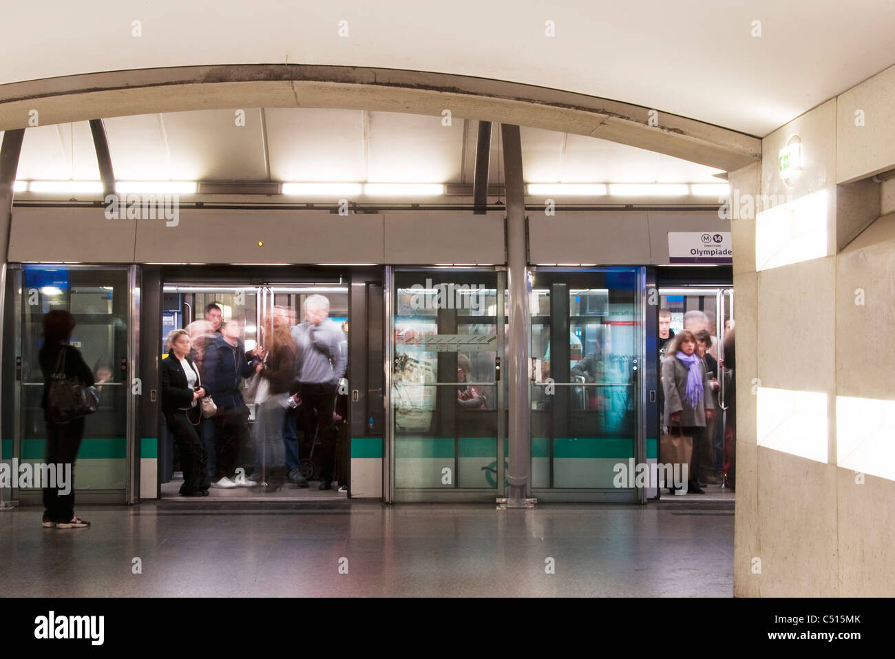 U-Bahn-Zug kam am Bahnhof Stockfoto