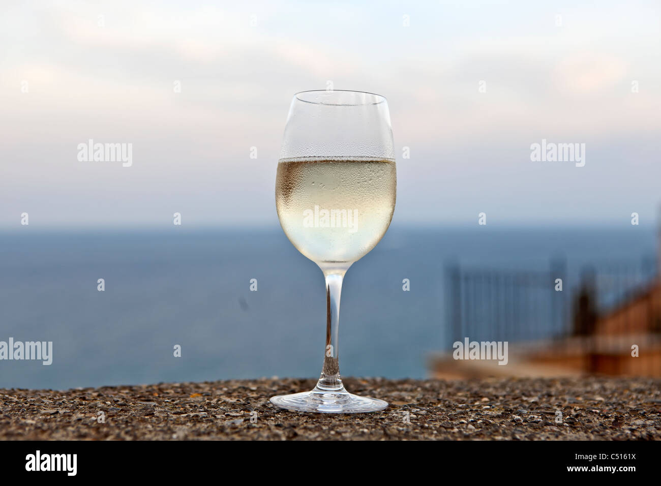 ein Glas Prosecco an der Wand oben Cervo mit Blick auf das Mittelmeer Stockfoto