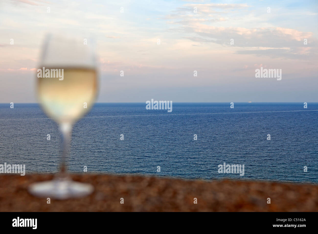 ein Glas Prosecco an der Wand oben Cervo mit Blick auf das Mittelmeer Stockfoto