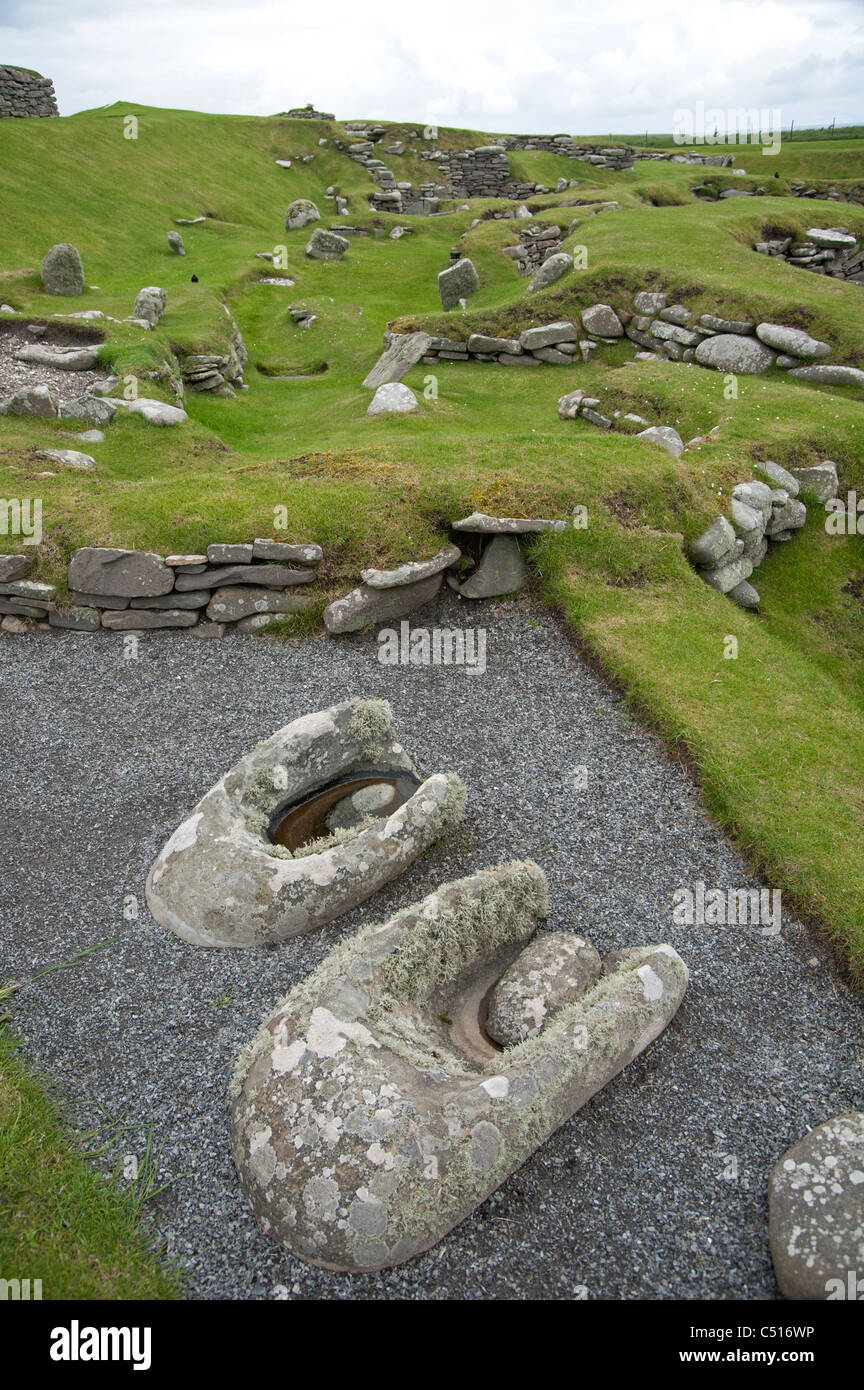 Eisenzeit Trog Mahlstein und Midden in Jarlshof Siedlung, südlichen Festland, Shetland, Schottland SCO 7413 Stockfoto