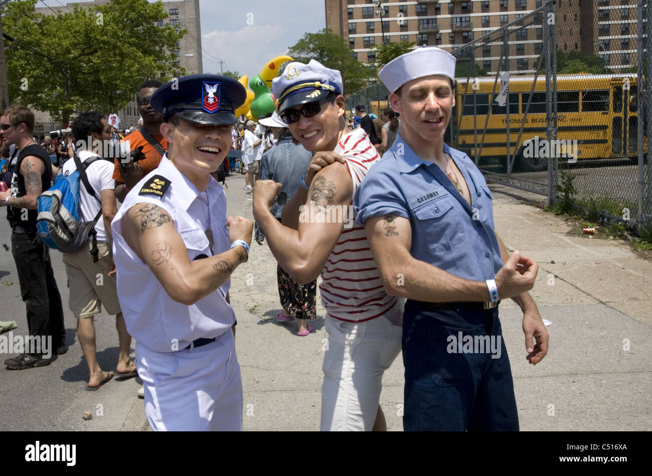 2011: Mermaid Parade Coney Island, Brooklyn, NY. Segler, die ihre Muskeln zeigen. Stockfoto